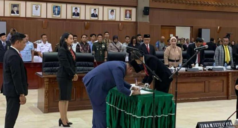 Setelah melalui proses yang panjang, Ketua DPRD Provinsi Maluku, Benhur George Watubun akhirnya melantik Tina Welma Tetelepta, sebagai Pengganti Antar Waktu (PAW) Anggota DPRD Provinsi Maluku dari Fraksi PDIP.