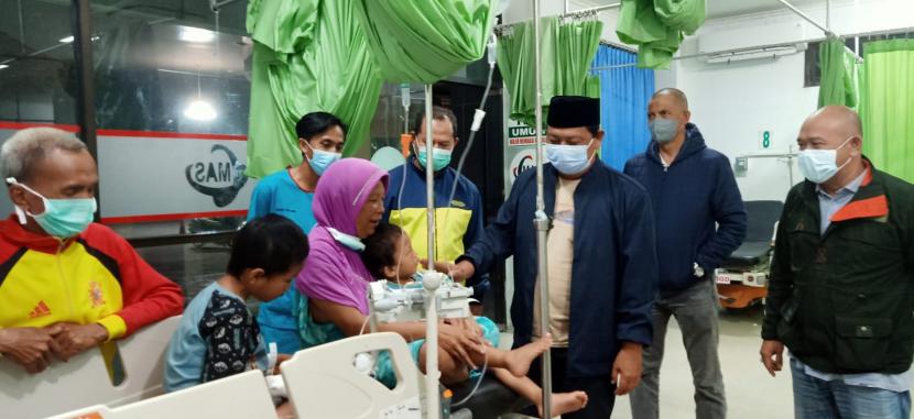 Setelah mendapat informasi puluhan warga yang diduga mengalami keracunan makanan, respon cepat ditunjukan Gubernur Kalimantan Selatan H Sahbirin Noor dengan mengunjungi Rumah Sakit Umum Daerah (RSUD) Anshari Saleh, Sabtu (27/2/2022) Pukul 04.15 WITA.