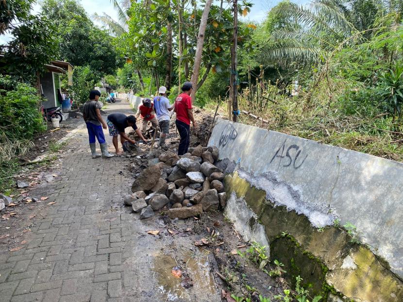 Setelah mengupayakan pencegahan banjir di wilayah timur, pencegahan wilayah barat dan tengah juga tidak luput dari perhatian Pemerintah Semarang. Hal itu dilakukan dengan pengerukan Kali Semarang.