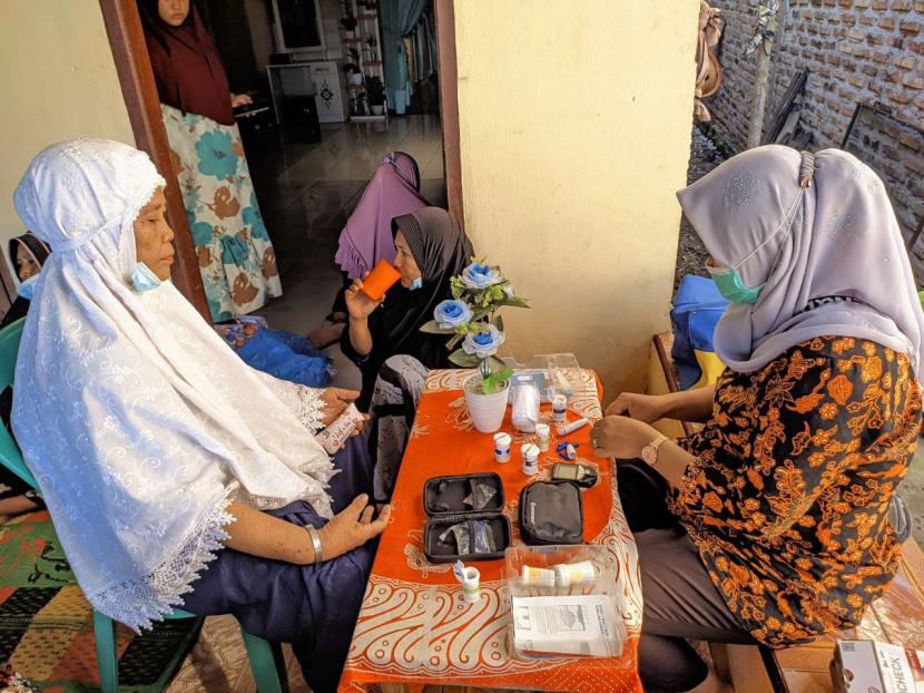 Setelah Selasa kemarin Kegiatan Desa Ramah Lansia Rumah Zakat diadakan di Musholah Al Musaadah untuk warga lansia Dusun IX, maka hari ini Rabu ( 23/6 ) kegiatan diadakan di Rumah Hafsah, salah satu Relawan Peduli Lansia. 