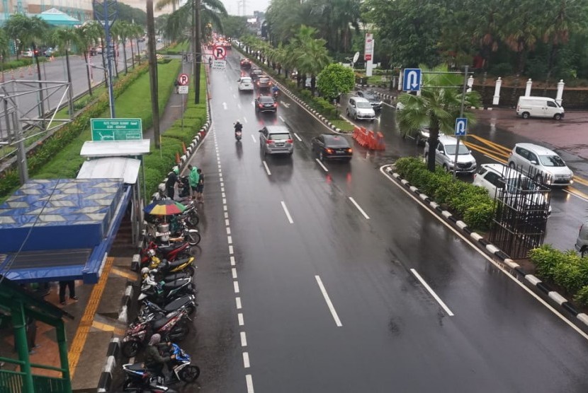 Setelah sempat banjir akibat hujan deras pada Selasa (17/12), genangan di Jalan Asia Afrika, Senayan, Jakarta Selatan sudah surut.