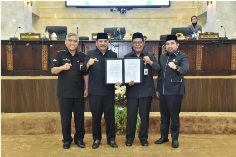 Setelah sempat tertunda, Raperda Penambahan Penyertaan Modal Perseroan Terbatas Bank Pembangunan Daerah Kalimantan Selatan (Bank Kalsel) akhirnya disahkan menjadi Peraturan Daerah (Perda).