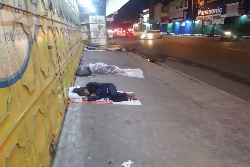 Setiap malam hari di komplek pertokoan proyek jalan Ir H Djuanda Kota Bekasi banyak dipenuhi oleh gelandangan atau tuna wisma yang tidur di emperan (depan) toko.