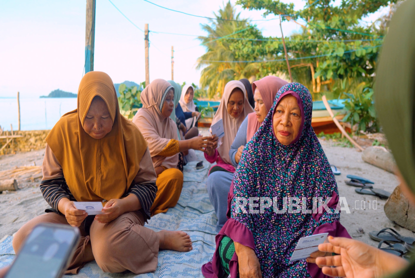 Setiap minggu, para nasabah PNM Mekaar berkumpul untuk membangun jejaring sosial dan juga belajar tentang cara mengelola keuangan, mengembangkan usaha, dan memperkuat disiplin finansial. 
