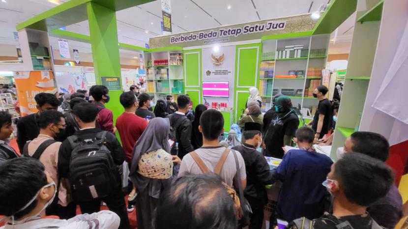 Setiap tahun rata-rata 10 ribu orang mengunjungi stan Bimas Islam dalam perhelatan Islamic Book Fair. 