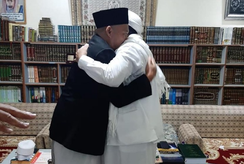 Setiayardi memeluk Habib Riziek di Makkah