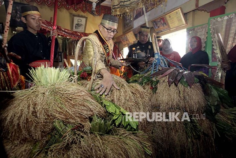 Setiba di istana, prosesi penerimaan padi dilakukan oleh Raja Adat Marusu ke-24 Andi Waris Karaeng Sioja.