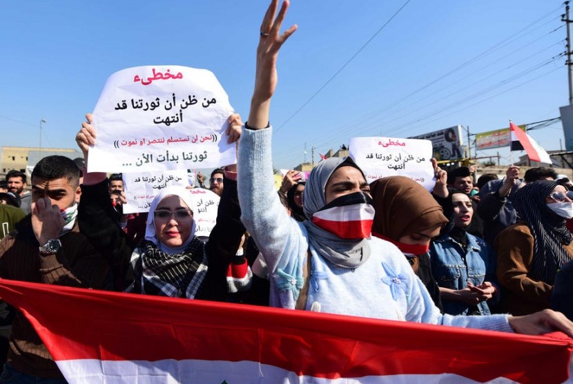 Setidaknya lima orang terbunuh dan belasan lainnya terluka dalam bentrok demonstran di Irak.