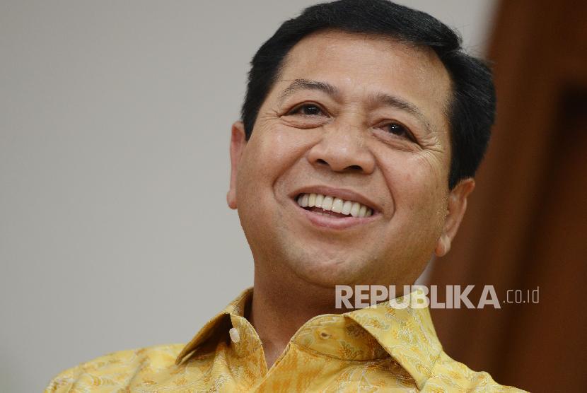 Presiden Joko Widodo (kiri) bersama Ketum Golkar Setya Novanto berjabat tangan usai memberikan keterangan pers usai pertemuan di Istana Merdeka, Selasa (22/11).