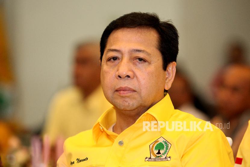 Presiden Joko Widodo (kiri) bersama Ketum Golkar Setya Novanto berjabat tangan usai memberikan keterangan pers usai pertemuan di Istana Merdeka, Selasa (22/11).