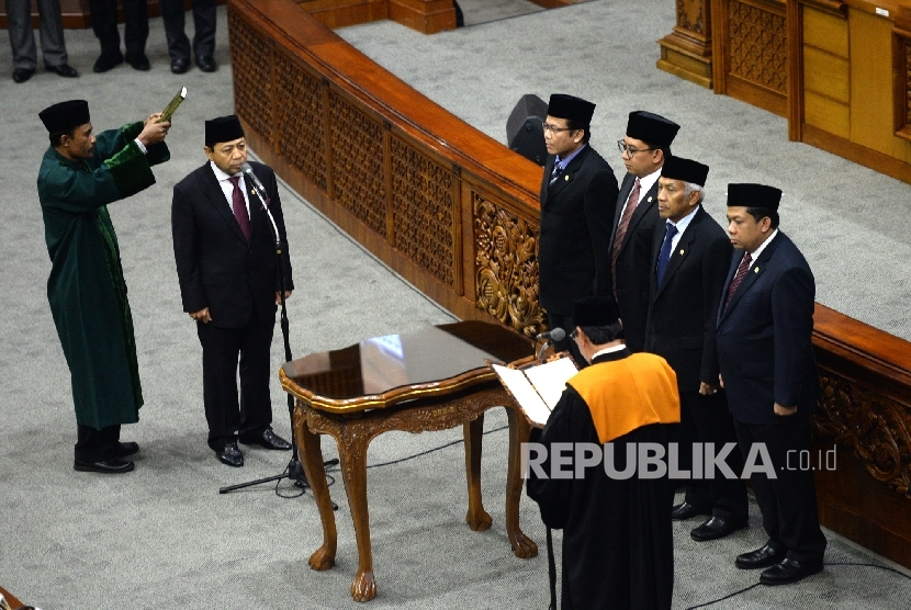  Setya Novanto mengikuti prosesi pelantikan Ketua DPR pada Sidang Paripurna di Komplek Parlemen Senayan, Jakarta, Rabu (30/11).