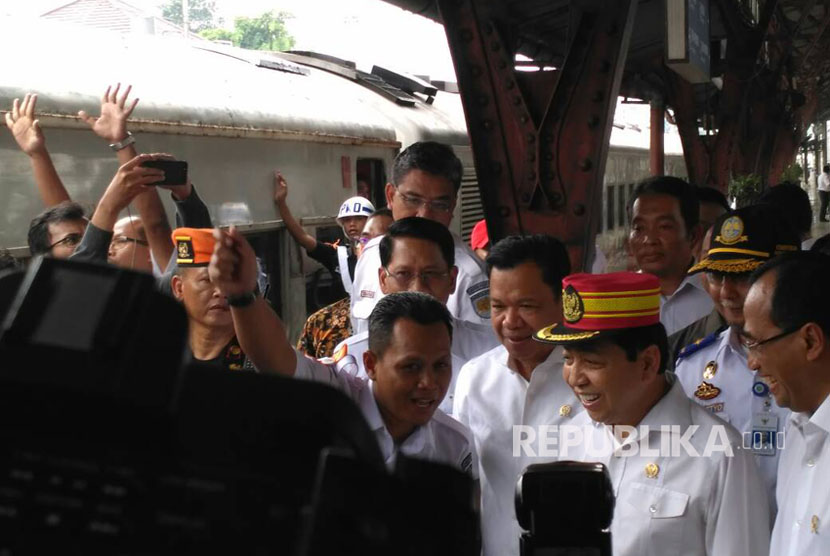 Setya Novanto dan Menhub meninjau aktivitas perjalanan kereta Kerta Jaya (rangkaian panjang) tujuan Surabaya di Stasiun Senen, Kamis (22/6). 