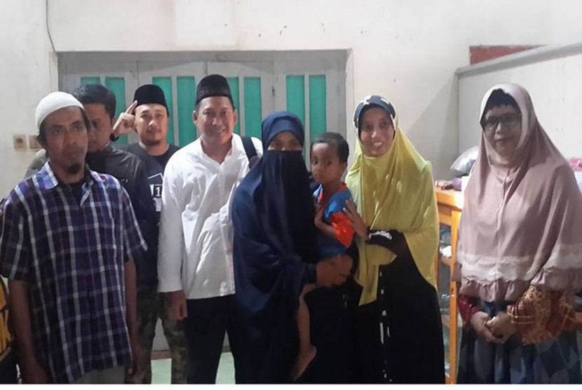 Setyardi baju putih bertemu dengan keluarga almarhum Siyono, di Klaten (4/4).