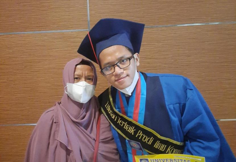  Setyo Bagus Nugraha,  mahasiswa dari Program Studi S1 Ilmu Komputer Universitas BSI (Bina Sarana Informatika) kampus Sukabumi yang dilantik pada acara wisuda ke-15 Universitas BSI kampus Sukabumi, di Hotel Horison Sukabumi, pada Kamis (1/12/2022).
