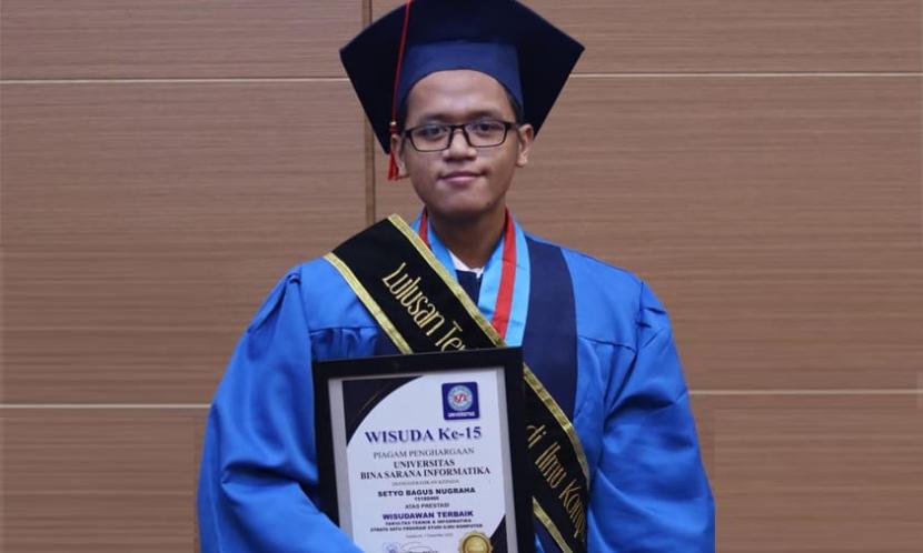 Setyo Bagus Nugraha menjadi lulusan terbaik pada prosesi Wisuda Universitas BSI (Bina Sarana Informatika) kampus Sukabumi ke-15 dengan predikat cumlaude. 