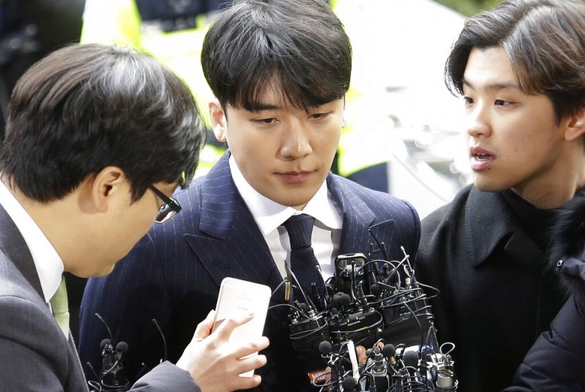 Seungri tiba kantor kepolisian Seoul untuk menjalani pemeriksaan kasus Burning Sun. Idol K-pop yang terlibat Burning Sun terlihat mulai aktif kembali. (ilustrasi)