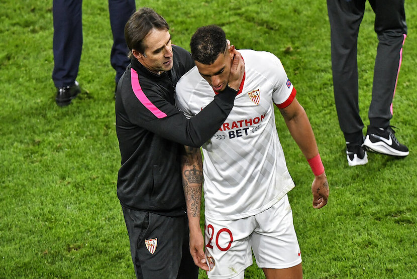 Pelatih Sevilla Julen Lopetegui (kiri) menghibur pemainnya setelah tersingkir di babak 16 besar Liga Champions.