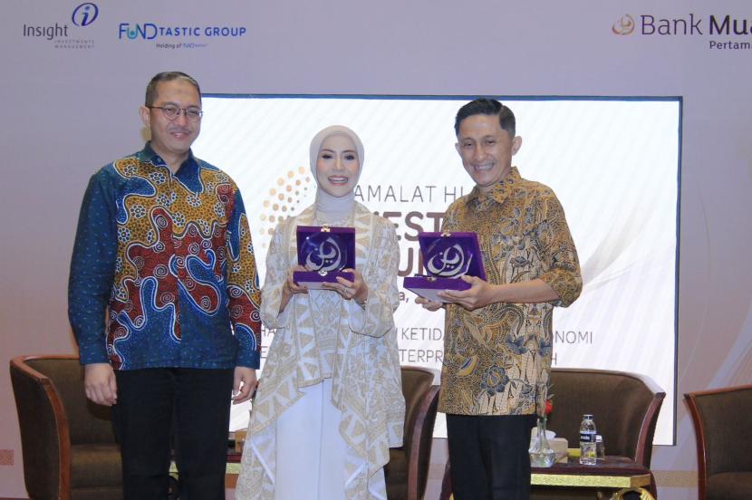 SEVP Retail Banking Bank Muamalat Dedy Suryadi Dharmawan (kiri) dalam Muamalat Hijrah Investment Forum 2023 di Jakarta, Kamis (19/10/2023).