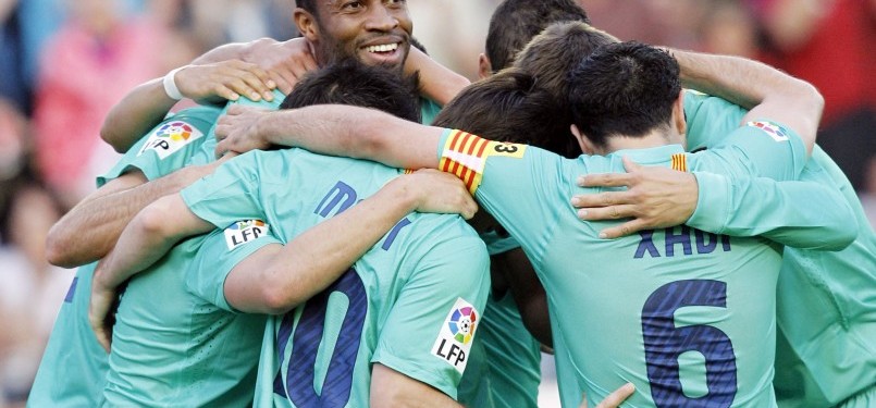 Seydou Keita, gelandang Barcelon asal Mali, merayakan golnya bersama rekan setim.