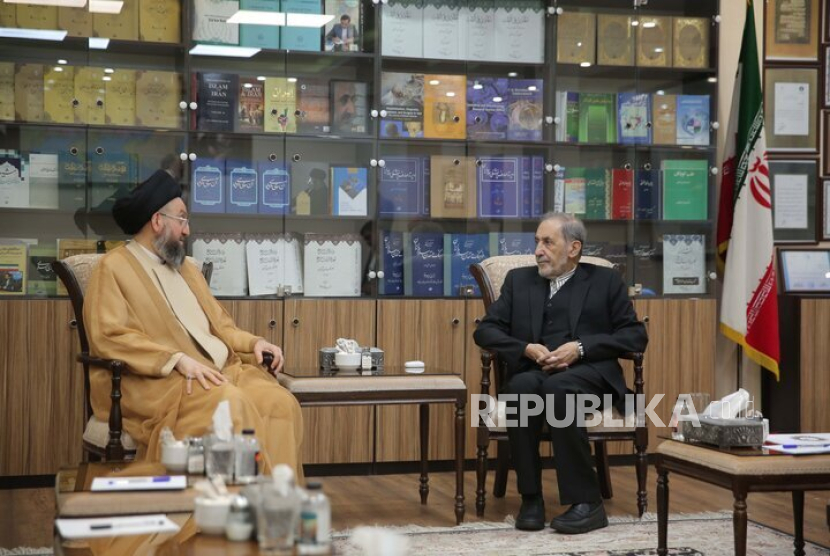 Seyed Ammar al-Hakim, pemimpin Gerakan Kebijaksanaan Nasional Irak (NWM), bertemu dengan penasihat senior Pemimpin Revolusi Islam, Ali Akbar Velayati, di Teheran, Ahad (7/9/2025)