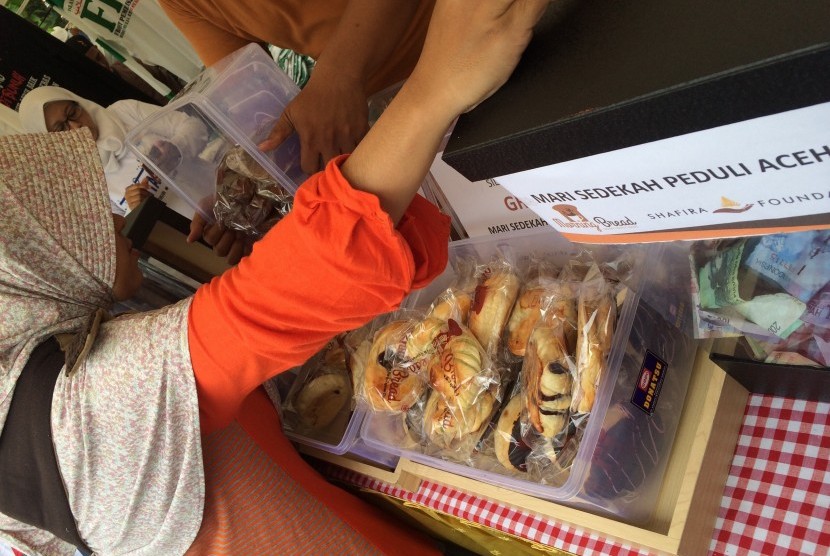 Shafco membagikan roti produk Morning Bread secara cuma-cuma kepada jamaah 1212 di Bandung, Senin (12/12). 