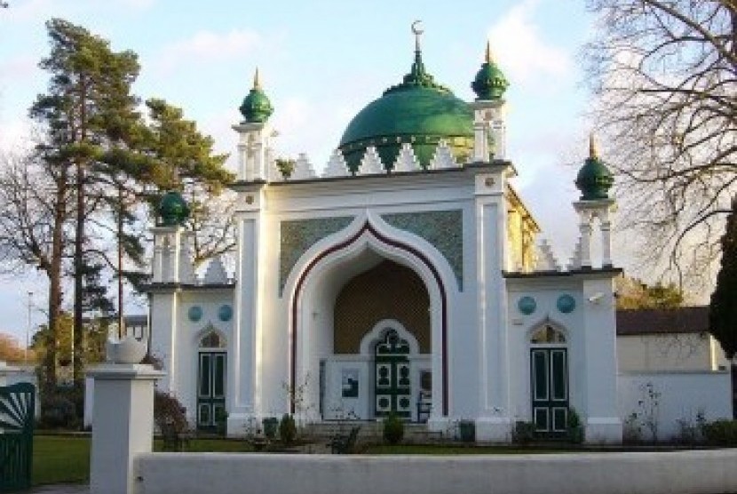 Shah Jahan Masjid (juga dikenal sebagai Masjid Woking) adalah masjid yang dibangun pertama di Inggris. Masjid ini dibangun 1889 di Woking, 30 mil sebelah barat London di Jalan Oriental.