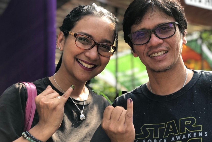 Shahnaz Haque dan Gilang Ramadhan berpose usai memberikan hak suaranya. Walau pilihan mereka berbeda, tapi tetap kompak.