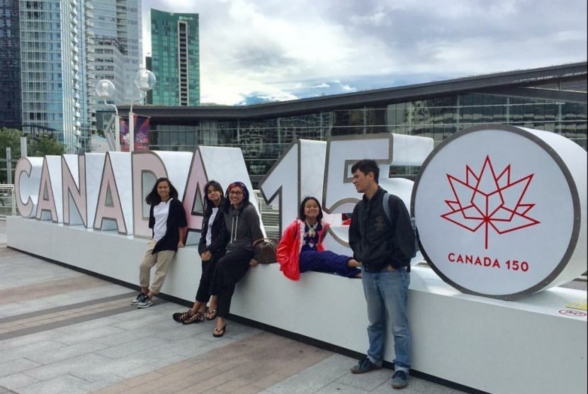 Shahnaz Haque dan suaminya Gilang Ramadhan bersama tiga putri mereka saat berlibur di Kanada.