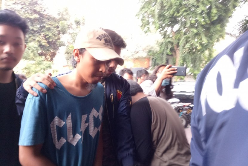 Shairil Anwar (pakai topi) saat digiring polisi menuju gedung Ditreskrimum Polda Metro Jaya, Kamis (24/10).