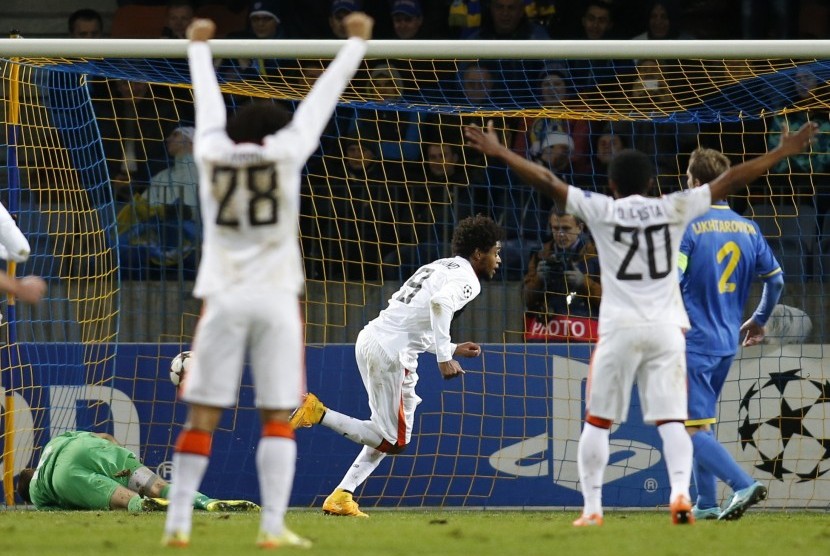 Shakhtar Donetsk's Luiz Adriano (C) celebrates after scoring during their Champions League Group H soccer match against BATE Borisov at the Borisov Arena outside Minsk, October 21, 2014