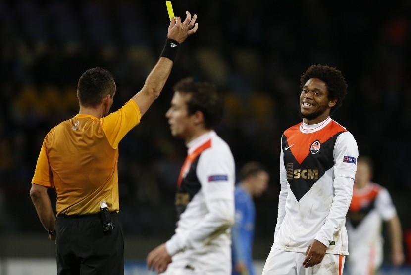 Shakhtar Donetsk's Luiz Adriano (R) reacts as he receives a yellow card from referee Ivan Bebek during their Champions League Group H soccer match against BATE Borisov at the Borisov Arena outside Minsk, October 21, 2014