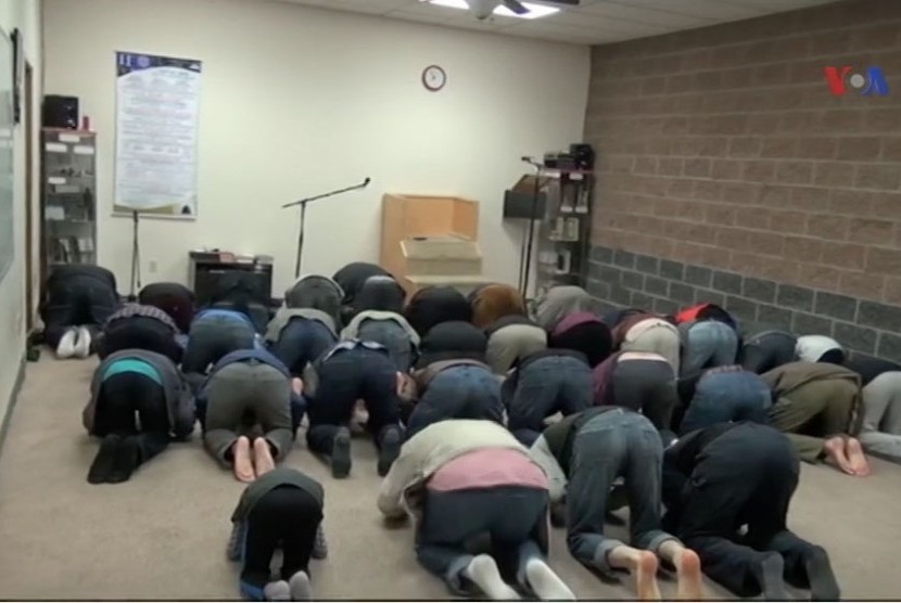 Shalat berjamaah di Everett Muslim Community