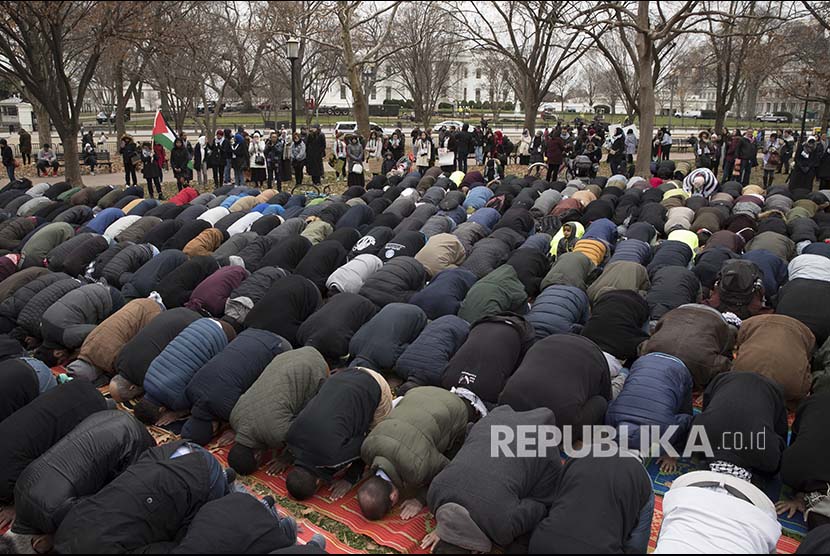 Shalat berjamaah di President Park tidak jauh dari istana kepresidenan Gedung Putih Washington, DC, Jumat (8/12) waktu setempat, atau (9/12) dini hari WIB. 