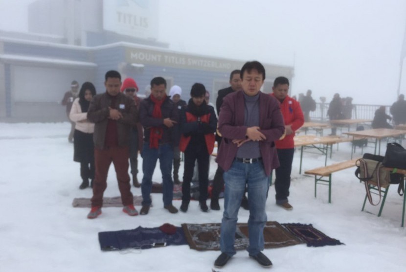 Shalat berjamaah di puncak es abadi Titlis, Swiss, sebagai bagian dari kegiatan wsata halal.