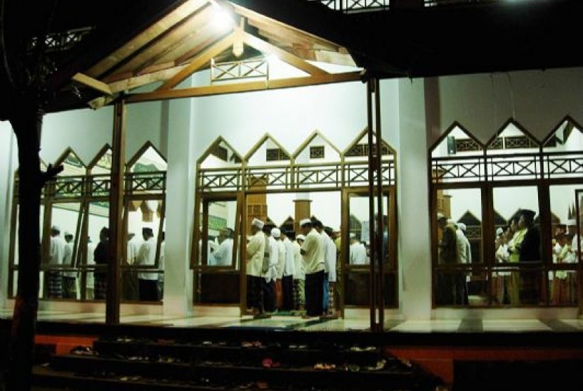 Shalat berjamaah di sebuah masjid (ilustrasi).