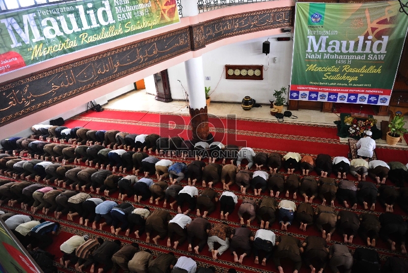 Shalat berjamaah saat mengikuti Maulid Nabi SAW di Masjid Baitul Latief, Jakarta, Selasa (20/1).(Republika/Tahta Aidilla)