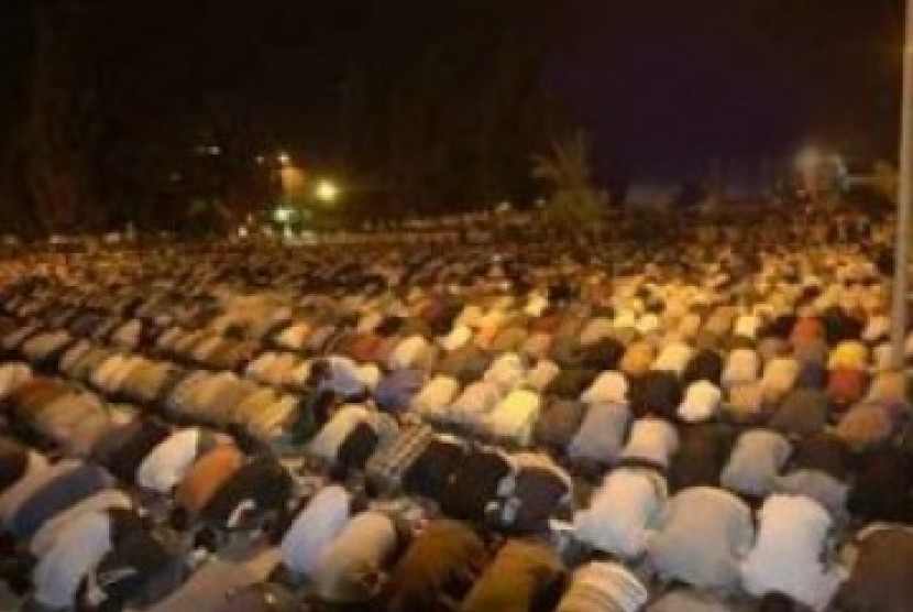 Mengapa Negara Muslim Lakukan Sholat Gerhana?. Foto: Shalat gerhana (ilustrasi)
