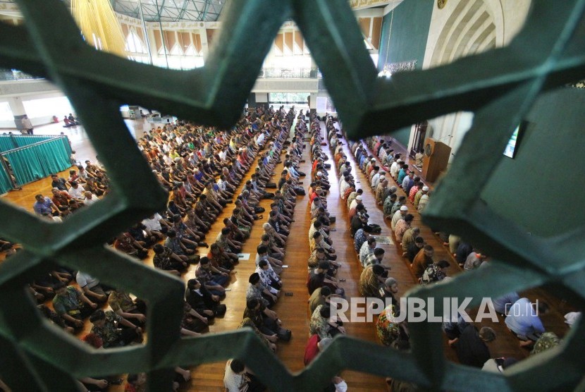 Masjid Al-Ukhuwah Bandung gelar Jumatan dengan protokol ketat.  Ilustrasi shalat di Masjid Al-Ukhuwah Bandung.