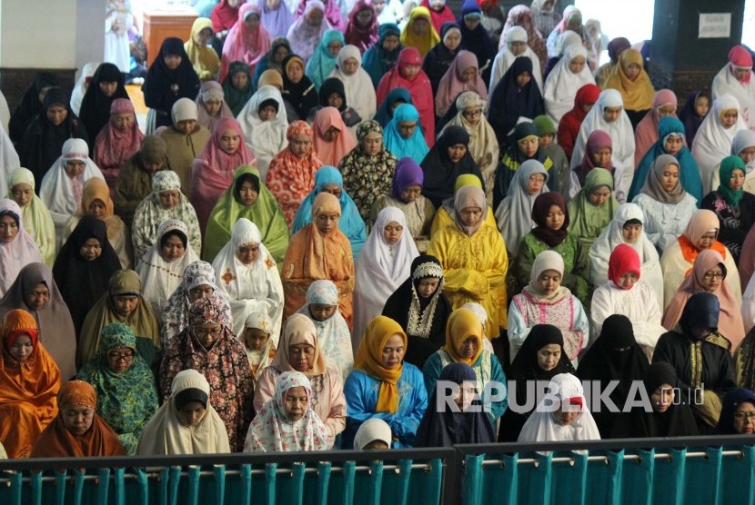 Shalat gerhana matahari di Masjid Al Ukhuwah, Kota Bandung, Kamis (26/12).