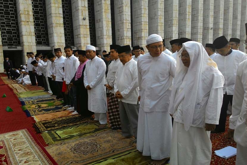 Shalat istisqa di halaman Masjid Istiqlal, Jakarta, Ahad (1/11). 