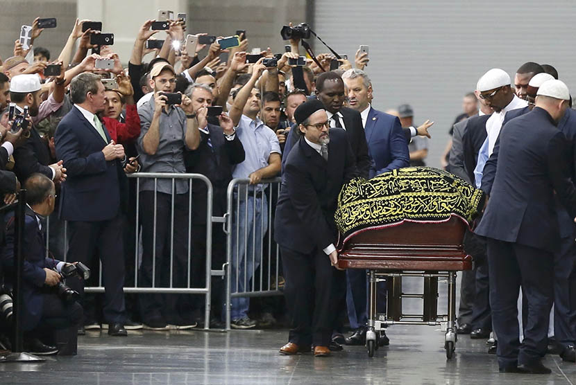  Shalat jenazah Muhammad Ali di Louisville, Kentucky, Jumat (10/6). (Reuters/Lucy Nicholson)