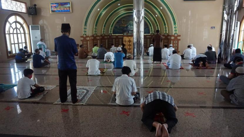 Shalat Jumat dengan penekanan protokol covid di Masjid Darul Jadid Kecamatan Padang Utara, Kota Padang, Jumat (29/5).
