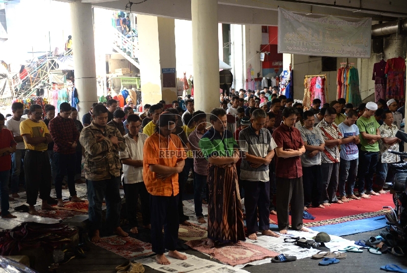 Shalat Jumat di Lorong Pasar. Jamaah melaksanakan Shalat Jumat di lorong Pasar Tanah Abang, Jakarta, Jumat (26/6).