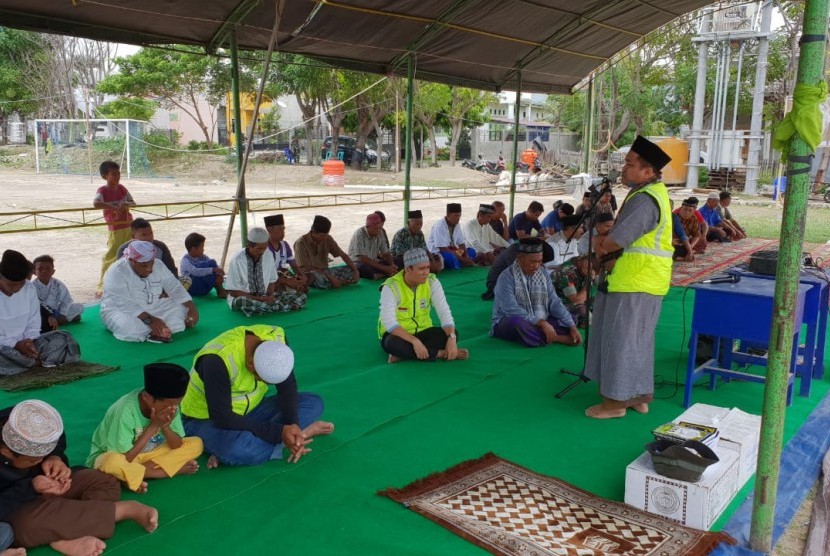 Shalat Jumat di Masjid Darurat Kamp Pengungsian Tondo Palu Utara, Jumat (19/10).