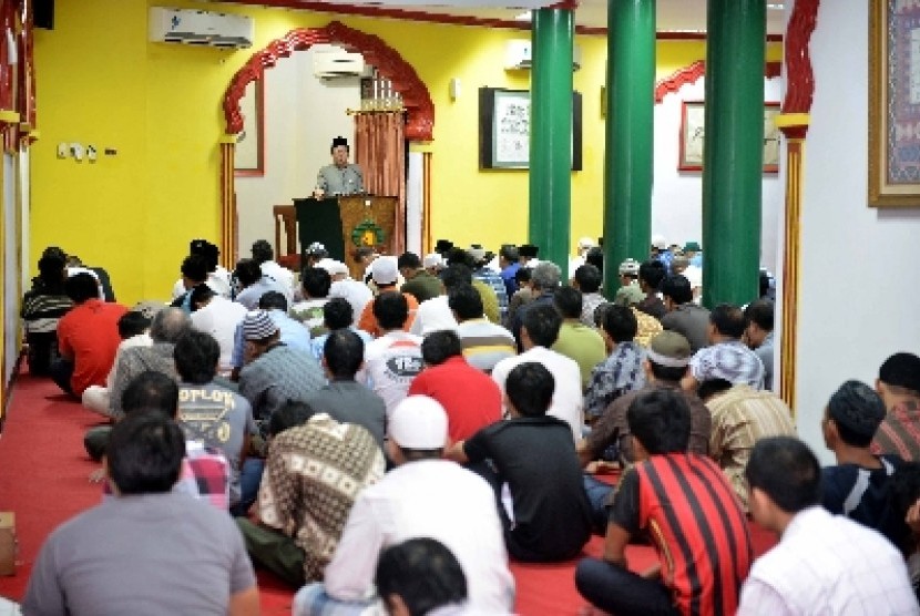 Shalat Jumat di Masjid Lautze, Jakarta.