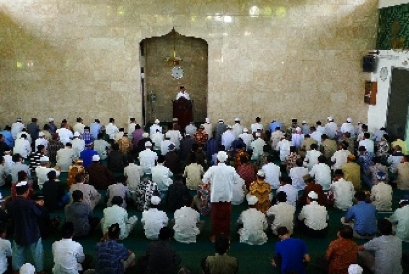 Shalat Jumat di sebuah masjid di Jakarta.