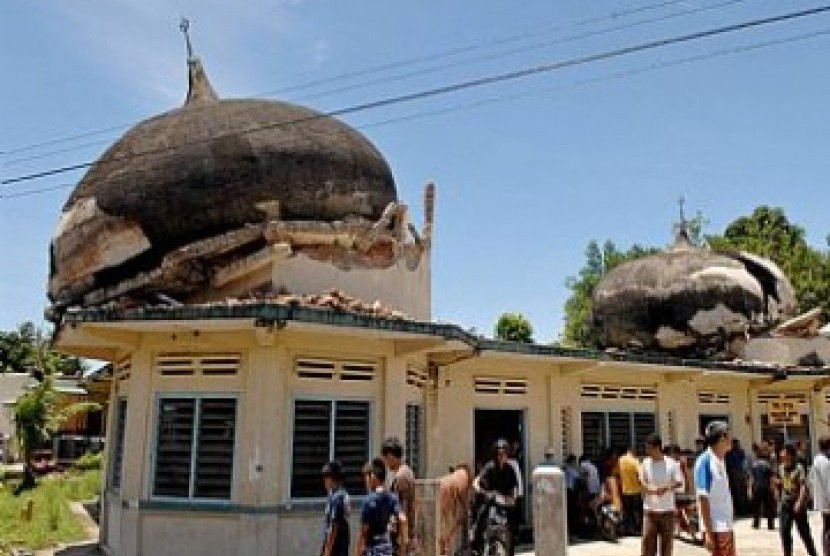 Shalat Jumat usai terjadi gempa Padang