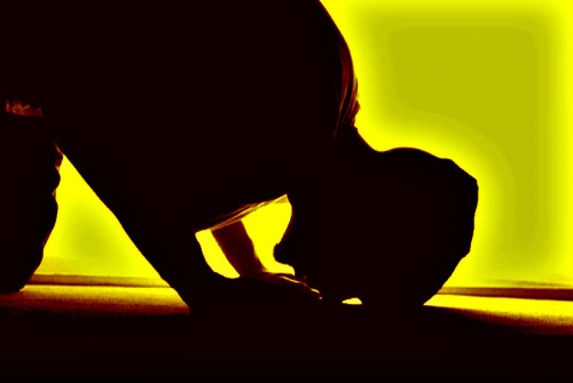 Seorang Muslim sedang beribadah kepada Allah SWT (ilustrasi).