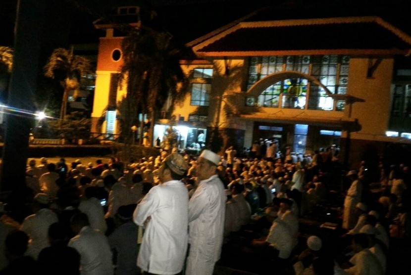 Shalat Subuh di pelataran masjid Balai Kota Depok.