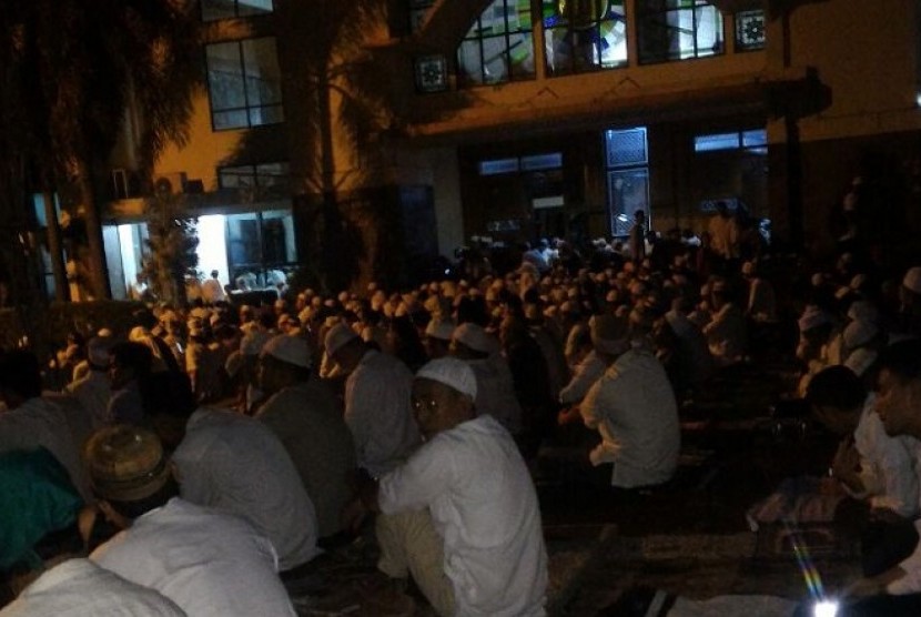 Shalat subuh di salah satu masjid di Depok, Senin (12/12).